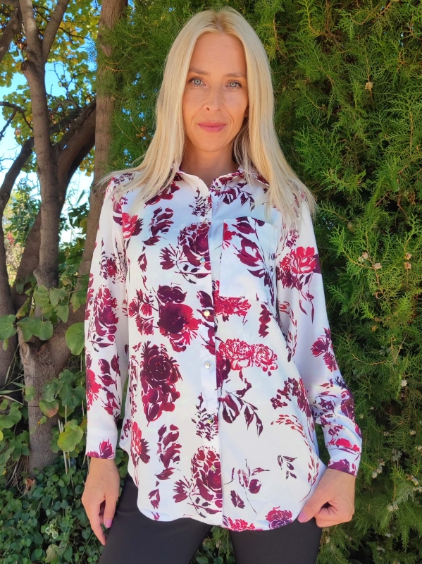 Бяла дамска риза с флорални мотиви в цвят бордо, джоб и дълъг ръкав, изработена от вискоза.