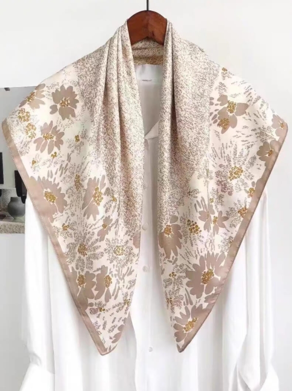 Дамски шал Бял с бежови цветя