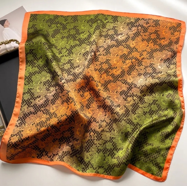 Квадратен дамски шал 70х70 с преливащи цветове и абстрактен принт.