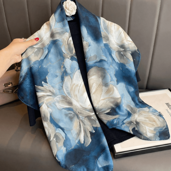 Сатенен шал на цветя син квадратен