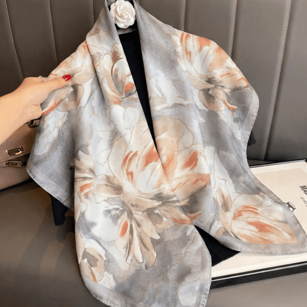 Елегантен сатенен шал от вискоза с прасковени цветя на сив фон, размер 70 на 70 см.