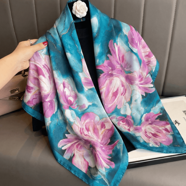 Елегантен дамски шал тип сатен, вързан красиво, показващ блясъка на материята.