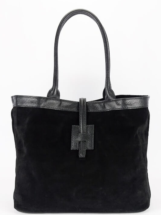 : Дамска чанта с променяща се форма и декоративен кожен елемент.