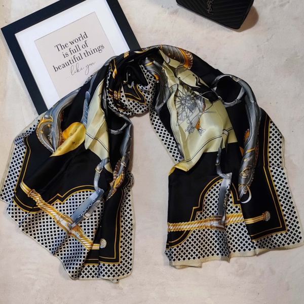 Сгънат луксозен сатенен шал с винтидж мотиви и кант на точки в черно и златисто от Unique Fashion