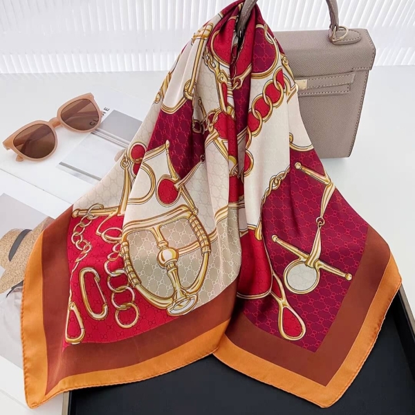 Квадратен сатенен шал 70х70 см с принт на златни орнаменти и бордо акценти.