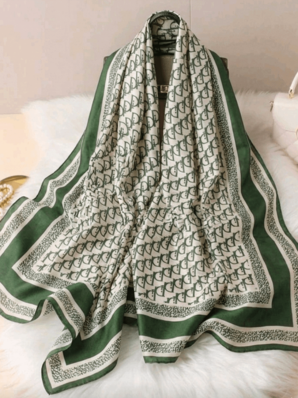 Луксозен сатенен копринен шал със зелен монограм принт