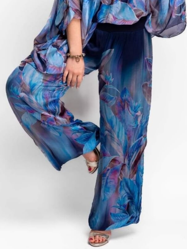 Дамски широк копринен панталон със свободен силует, ластичен колан и флорален принт в синьо и лилаво,