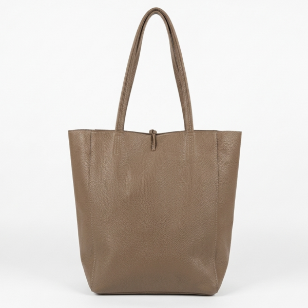 Голяма дамска чанта цвят таупе с изчистен дизайн и дълги дръжки за рамо.