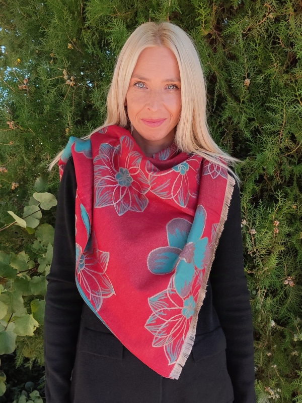 Winter scarf with floral motifs 