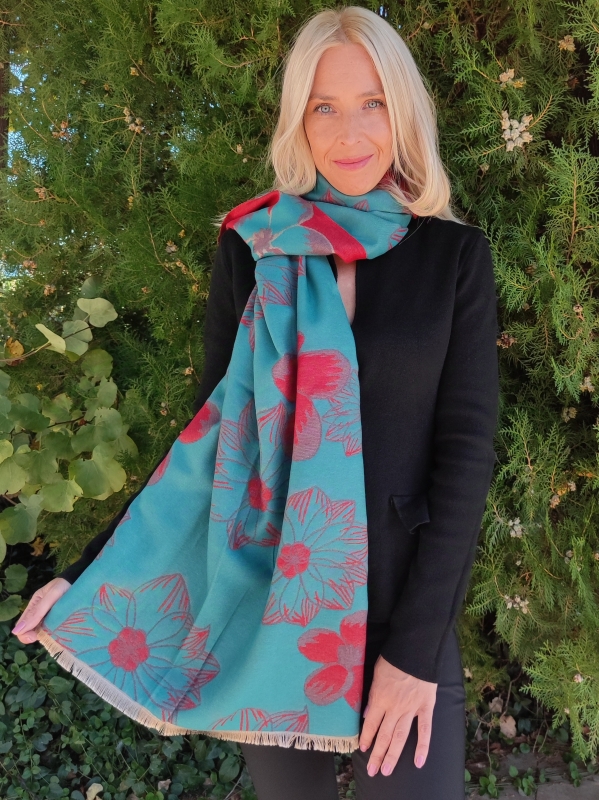 Winter scarf with floral motifs 