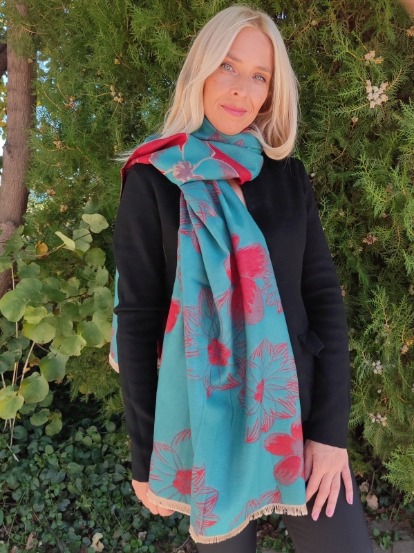 Winter scarf with floral motifs 