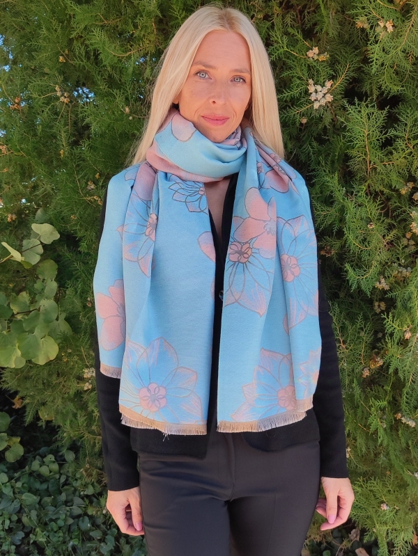 Winter scarf with floral motifs 