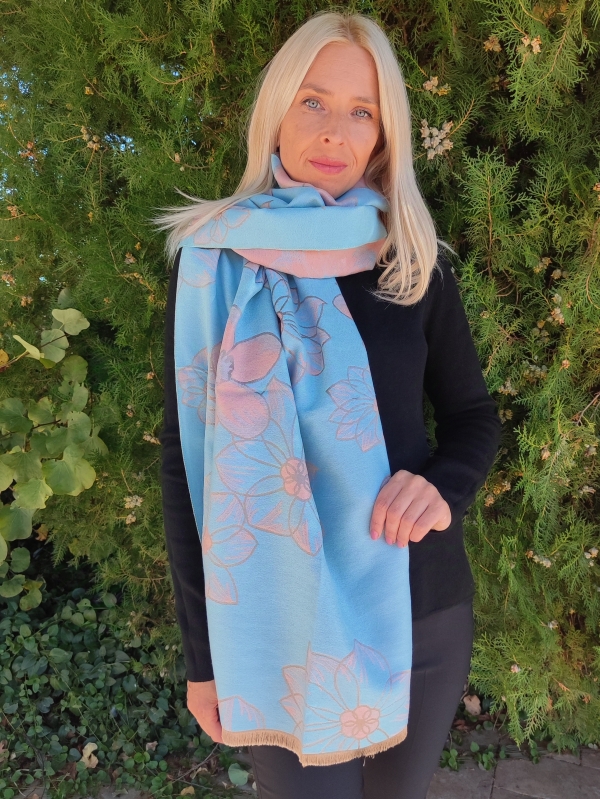 Winter scarf with floral motifs 