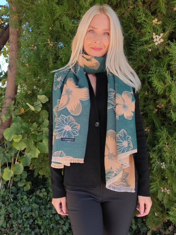 Winter scarf with floral motifs 