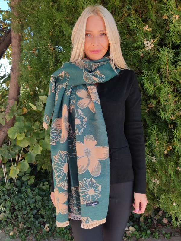 Winter scarf with floral motifs 