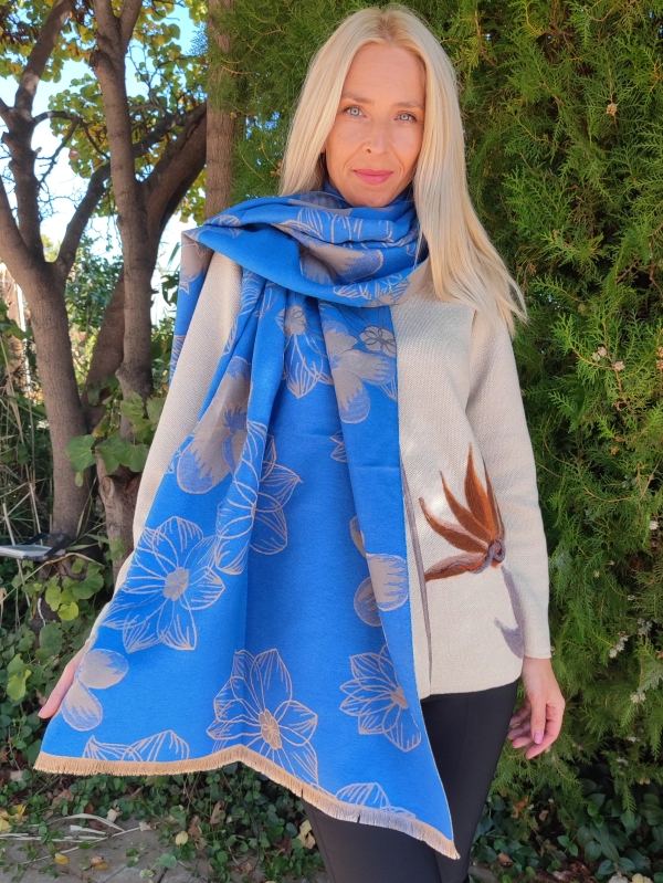 Winter scarf with floral motifs 