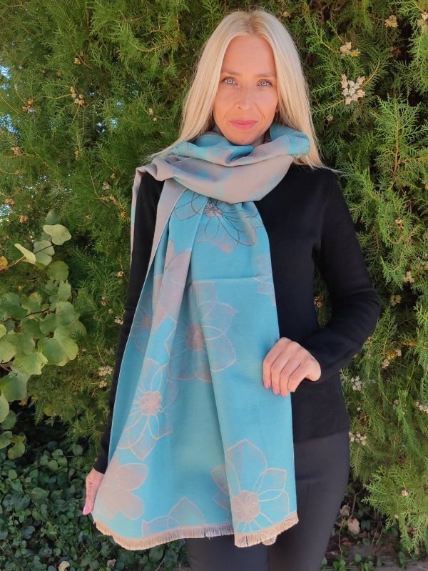 Winter scarf with floral motifs 