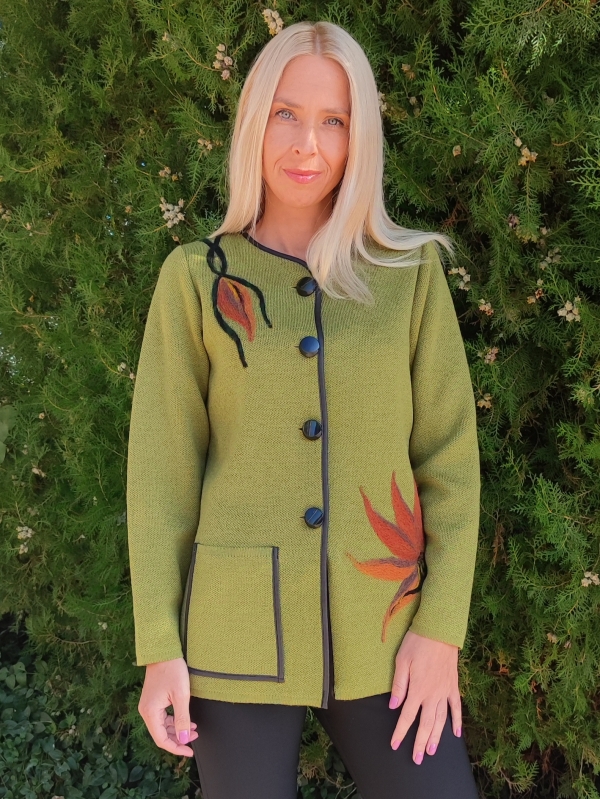 Elegant women's cardigan in green with an appliqué