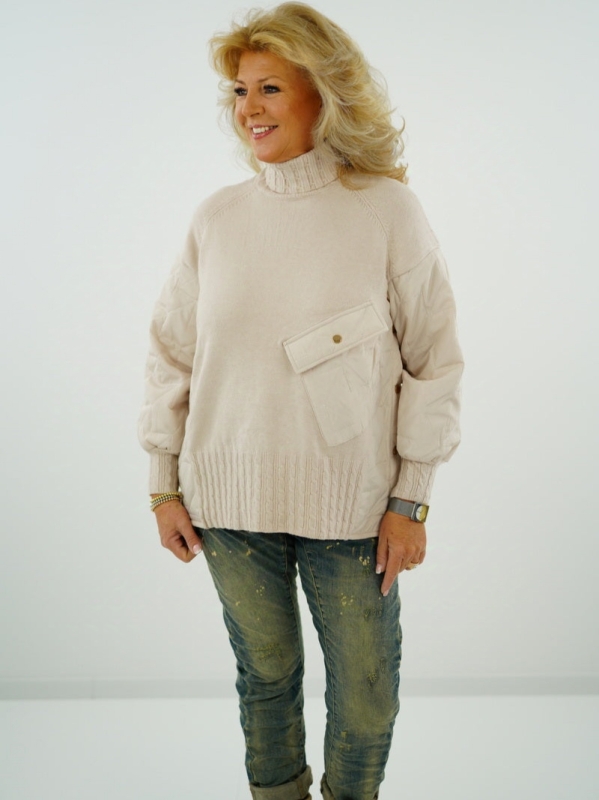 Women's sweater in beige with a pocket