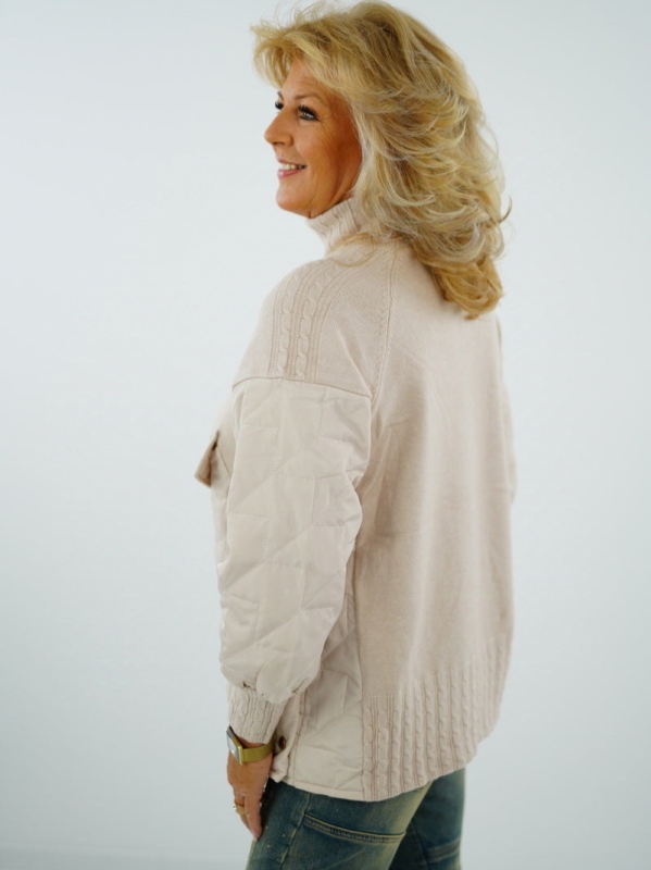 Women's sweater in beige with a pocket