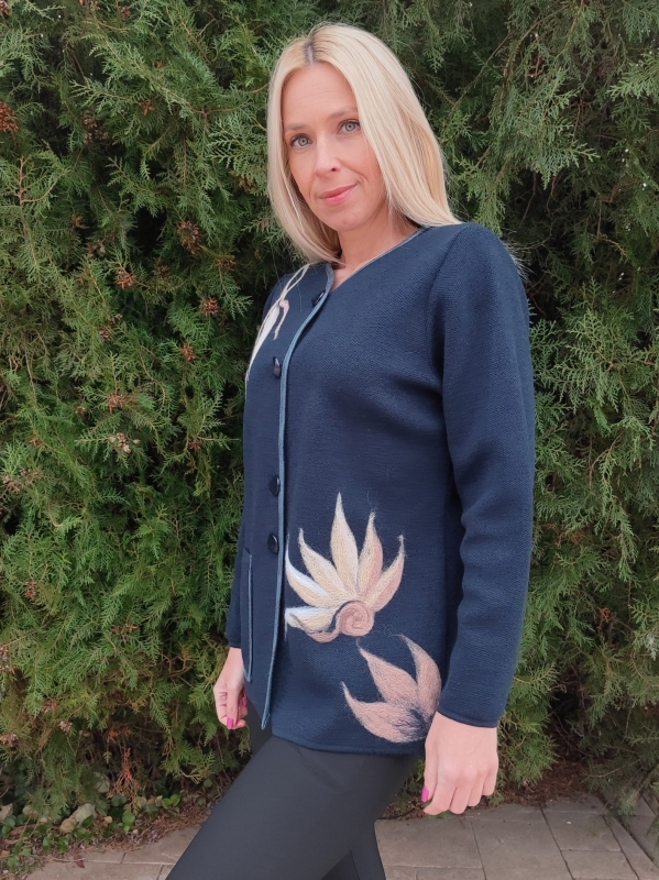 Women's vest in blue with appliqué