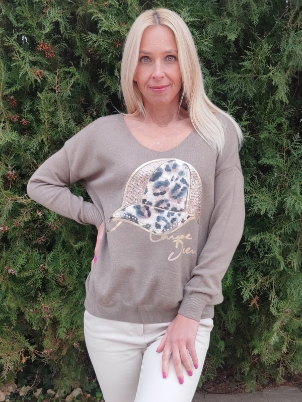 Women's sweater in beige with a leopard print hat