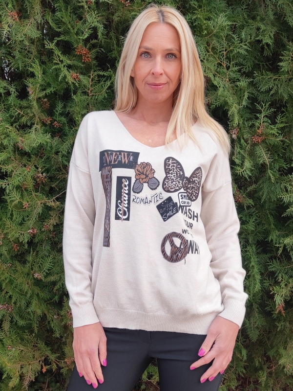 Women's sweater in beige with inscriptions