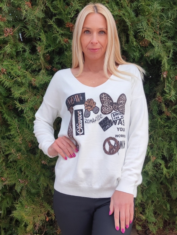 Women's sweater in white with inscriptions