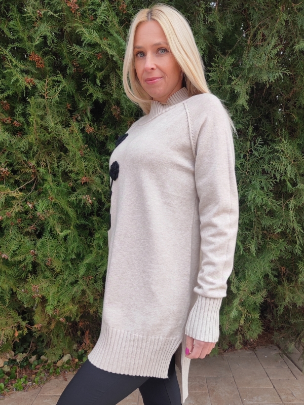 Women's tunic in beige with a black flower