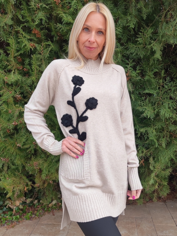 Women's tunic in beige with a black flower