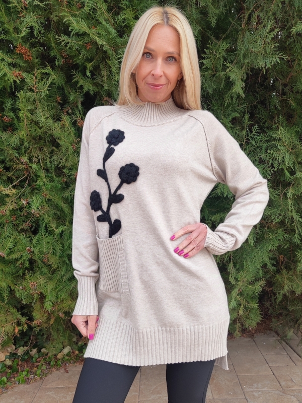 Women's tunic in beige with a black flower