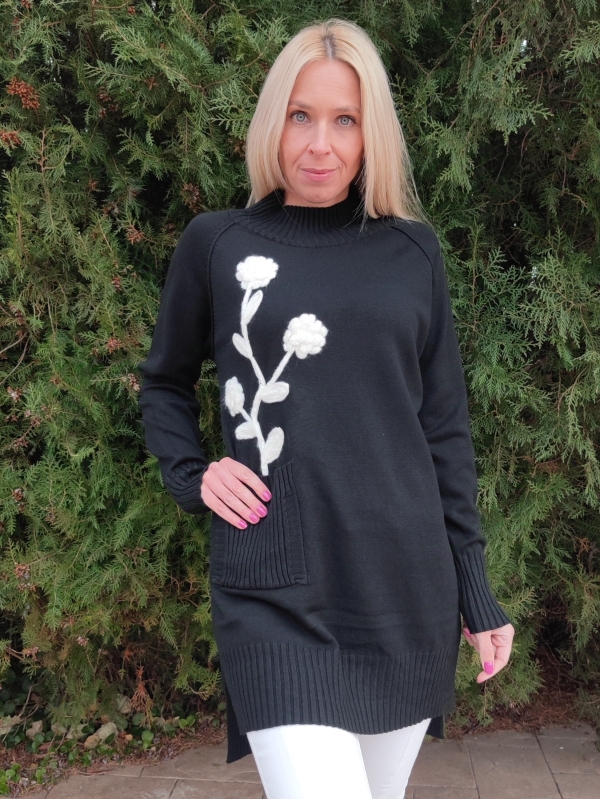 Women's tunic in black with a white flower