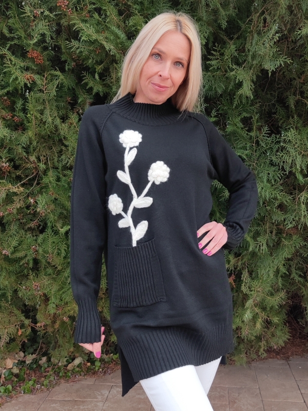 Women's tunic in black with a white flower