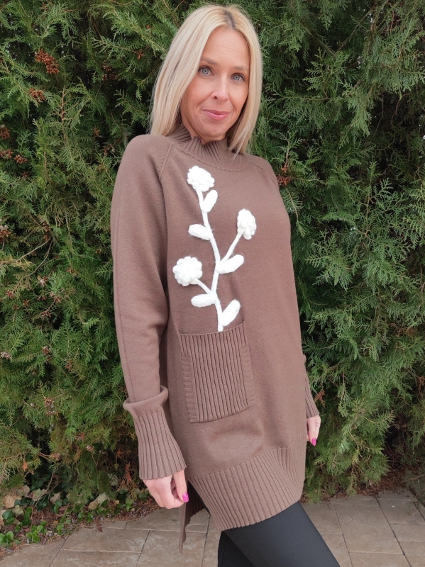 Women's tunic in brown with a white flower