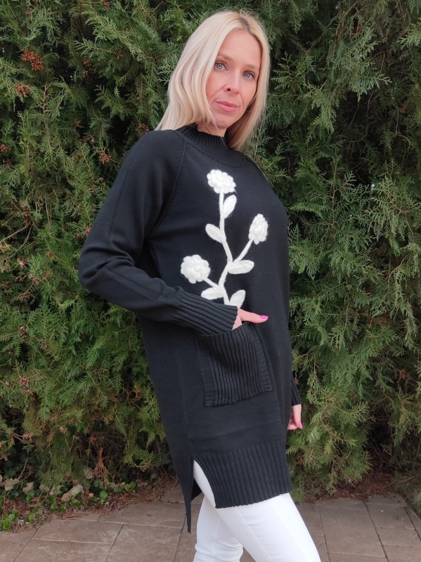 Women's tunic in black with a white flower