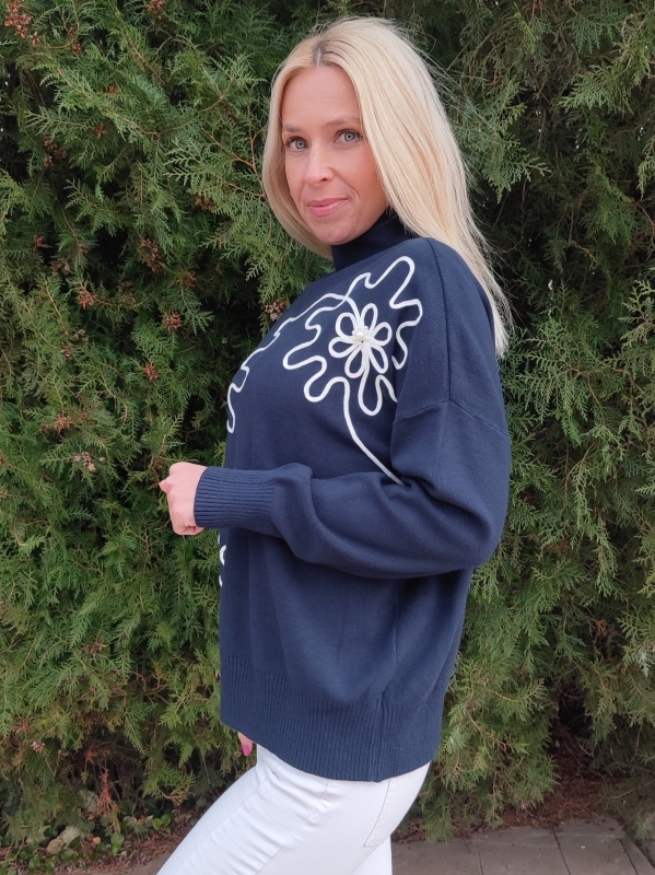 Women's fine knit blouse in blue with white appliqué