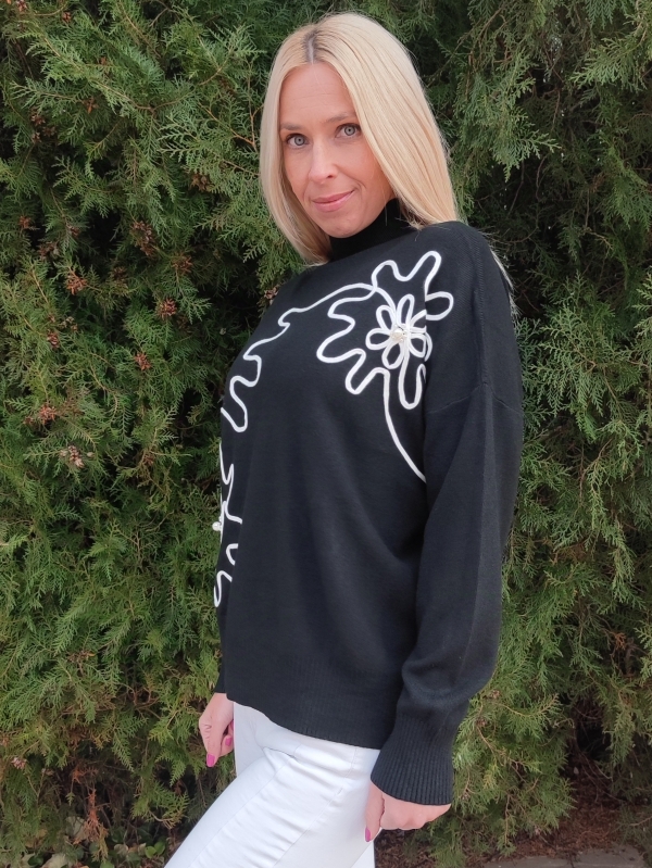 Women's fine knit blouse in black with white appliqué