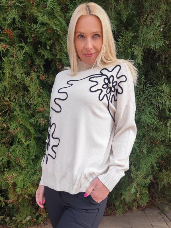 Women's fine knit blouse in white with black appliqué