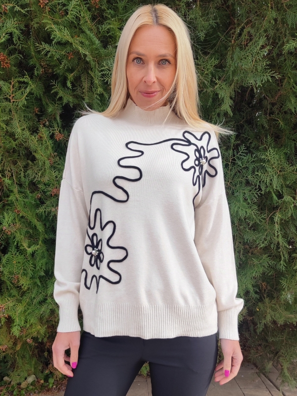 Women's fine knit blouse in white with black appliqué