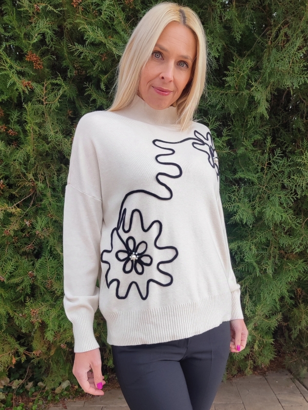 Women's fine knit blouse in white with black appliqué