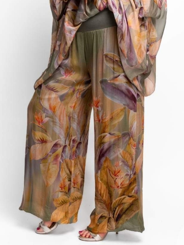 Silk trousers in haki 