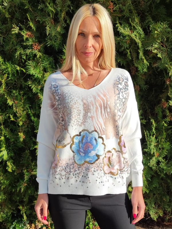 Women's sweater with flowers 