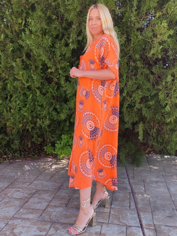 Ленена рокля на кръгове в оранжево