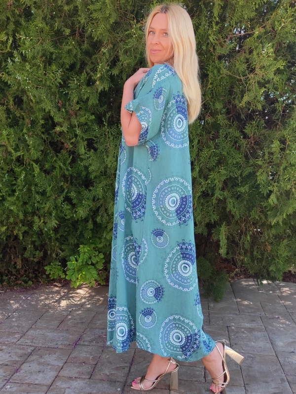 Ленена рокля на кръгове в зелено