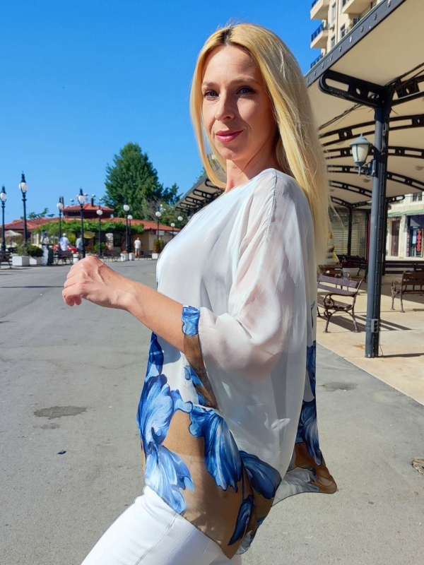 Дамска копринена  туника в бяло и сини цветя
