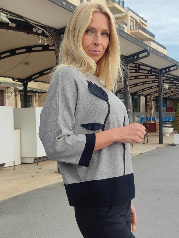 Women's sweater with a flower in grey and black