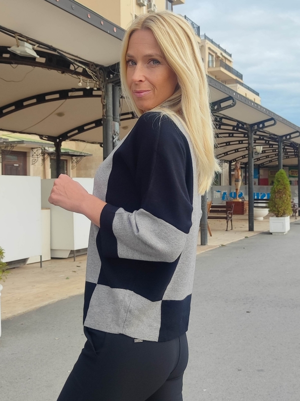 Women's sweater with a flower in grey and black