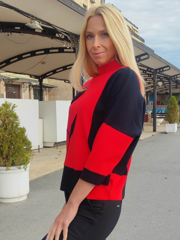 Women's sweater with a flower in red and black