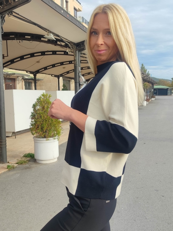 Women's sweater with a flower in black