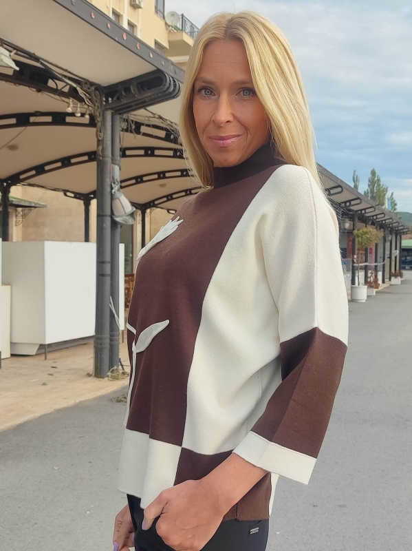 Women's sweater with a flower in brown